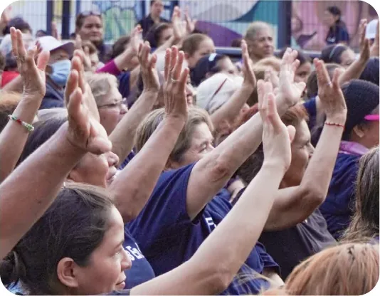 Mujeres aplaudiendo en evento Familias en Red
