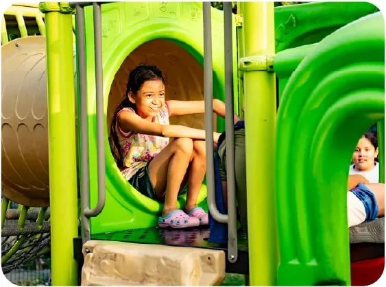 Niña en juego infantil