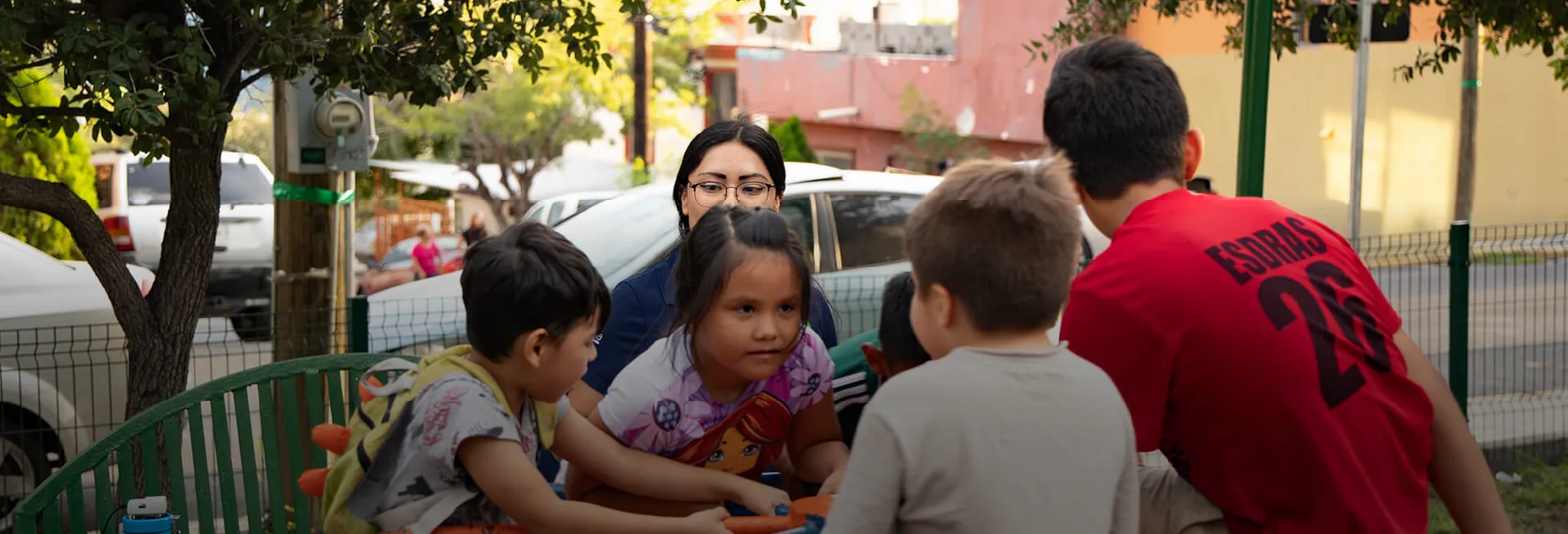Niños y voluntaria de Infamilia