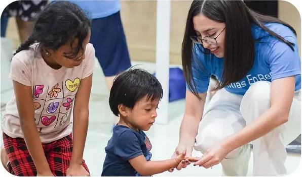 Voluntaria y niños en actividad de Infamilia