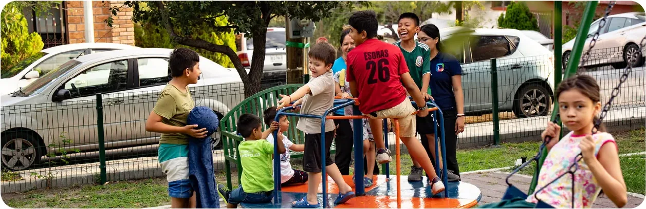 Niños jugando en espacio público